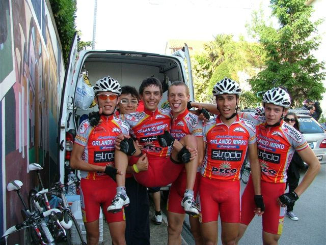 Monte San Giusto - cat Juniores - Giampaolo Moreno (Cepagatti)  festeggiato dai propri compagni di squadra