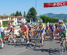 58 Coppa Cei - Campionato Toscano Allievi - Partenza a centro gruppo qualche corridore trova il modo di scaricare la tensione pre-gara