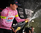 La maglia rosa brinda al successo