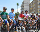 Le maglie pronte al via con un piccolo ciclista del luog