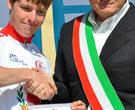 Gavin Mannion premiato dall'assessore al Comune di Lucca